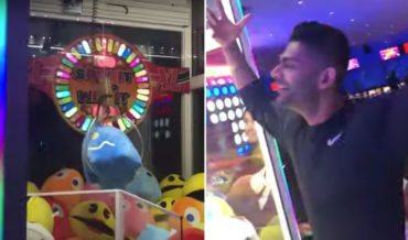 Guy Denied Claw Machine Win At Last Moment