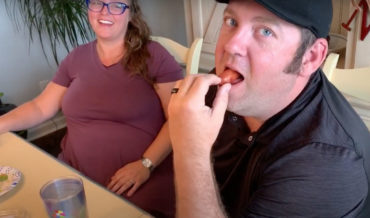 You Animal: Man Eats Whole Hot Dog Without Chewing