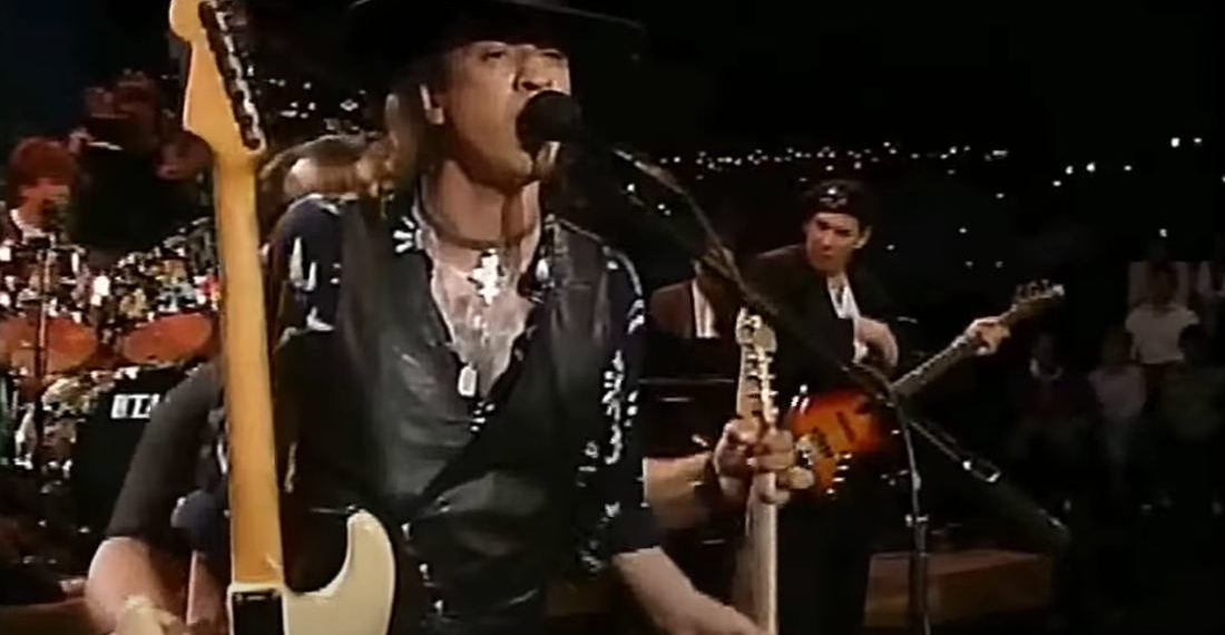 Stevie Ray Vaughan’s MasterClass In How To Perform A Guitar Switch Mid-Song