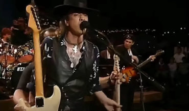 Stevie Ray Vaughan’s MasterClass In How To Perform A Guitar Switch Mid-Song