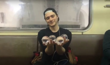 Guy’s Ultra Chill And Ultra Impressive Contact Juggling Routine On Metro