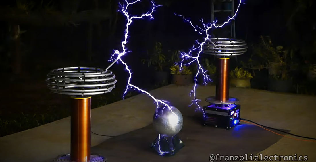 Dueling Tesla Coils Perform The HALO Theme