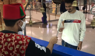 Man Finally Manages To Grab Ice Cream From Turkish Ice Cream Trickster