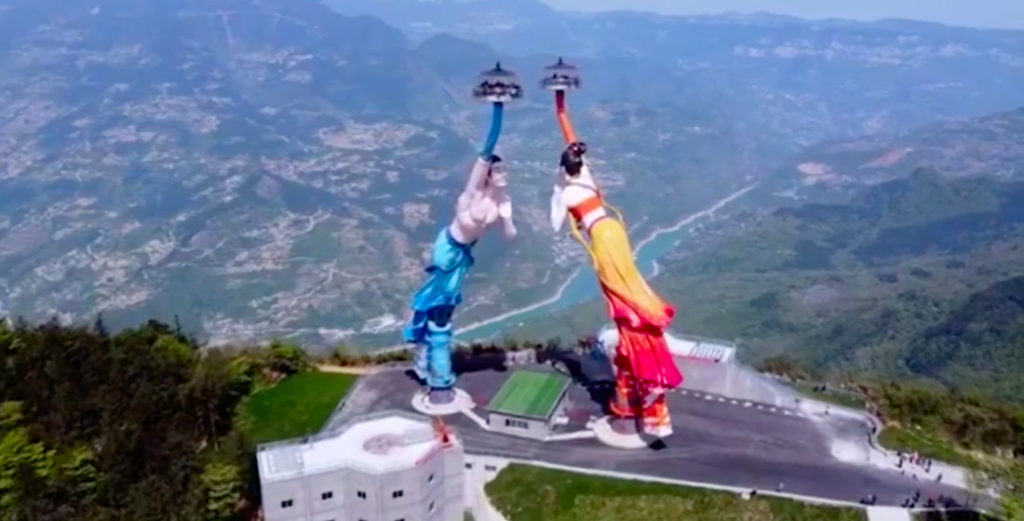 China's 'Flying Kiss' Attraction Is Clearly Not For The Acrophobic