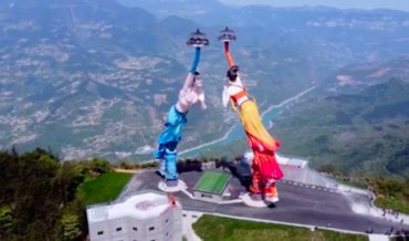 China’s ‘Flying Kiss’ Attraction Is Clearly Not For The Acrophobic