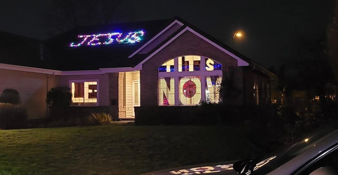Home’s Entirely Inappropriate ‘LE TITS NOW’ (‘LET IT SNOW’) Holiday Decorating