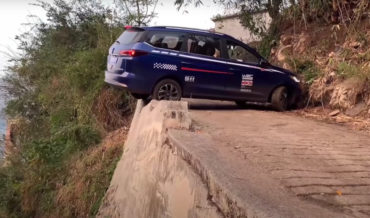 Driver Performs 1,000-Point Turn On Narrow Cliffside Road