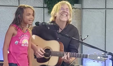 Phish’s Trey Anastasio Invites 7-Year Old To Sing On Stage With Him