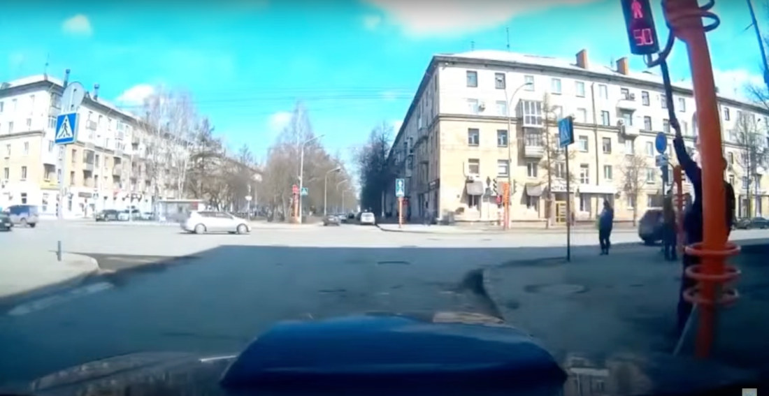 Pedestrian Tries To Fix Malfunctioning Traffic Light, Brings Entire Pole Down