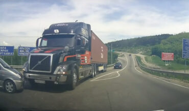 18-Wheeler Stops On A Dime To Avoid Destroying Minivan