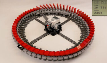 Falling LEGO Domino Infinity Loop