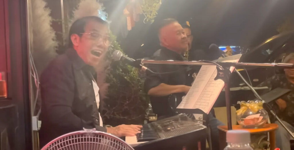 Thai Bar Band Singer Crushes Cover Of Louis Armstrong's 'What A Wonderful World'