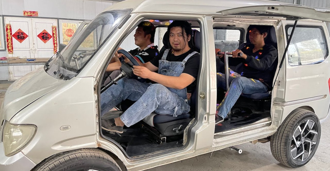 Man Converts Minivan Into 4-Person Mobile Gym