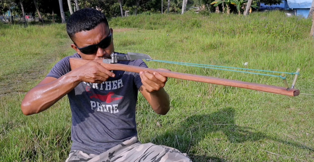 Knife-Launching Slingshot Rifle: Sharp Shooting