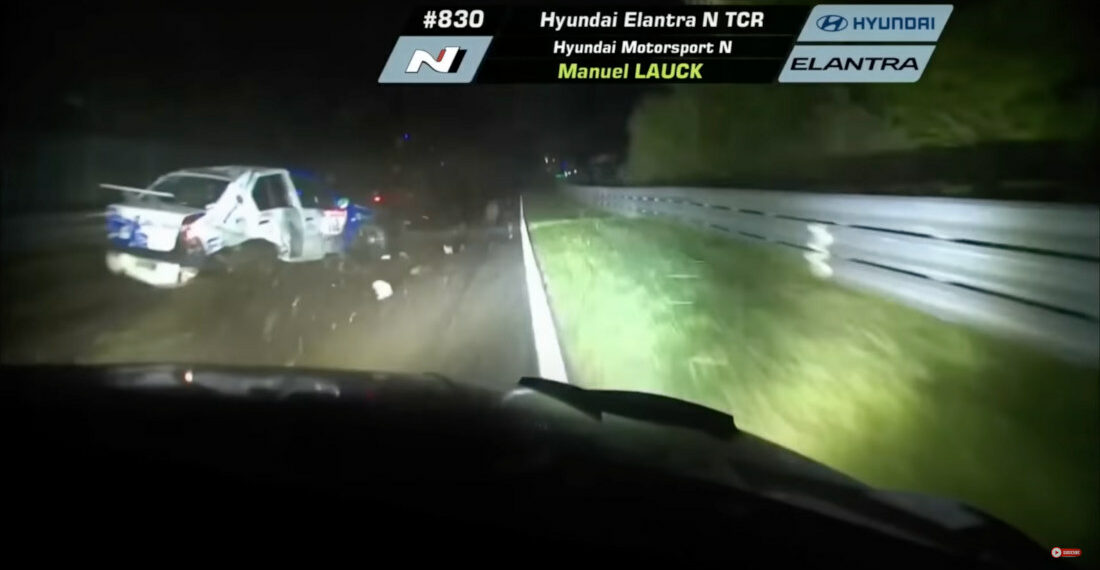Driver Smoothly Avoids Crash During Nürburgring 24 Hours Race