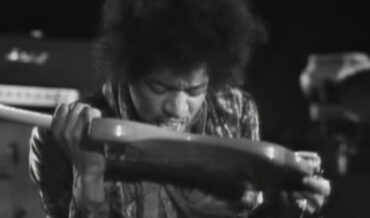 Jimi Hendrix Performing ‘Hey Joe’ In 1967 With His Teeth, Tongue