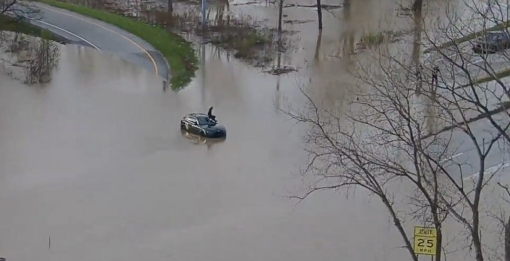Maserati SUV Driver Mistakes His Vehicle For Functional Off Roader, Gets Stuck In Flood