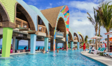 Royal Caribbean Cruises Builds World’s Largest Swim-Up Bar